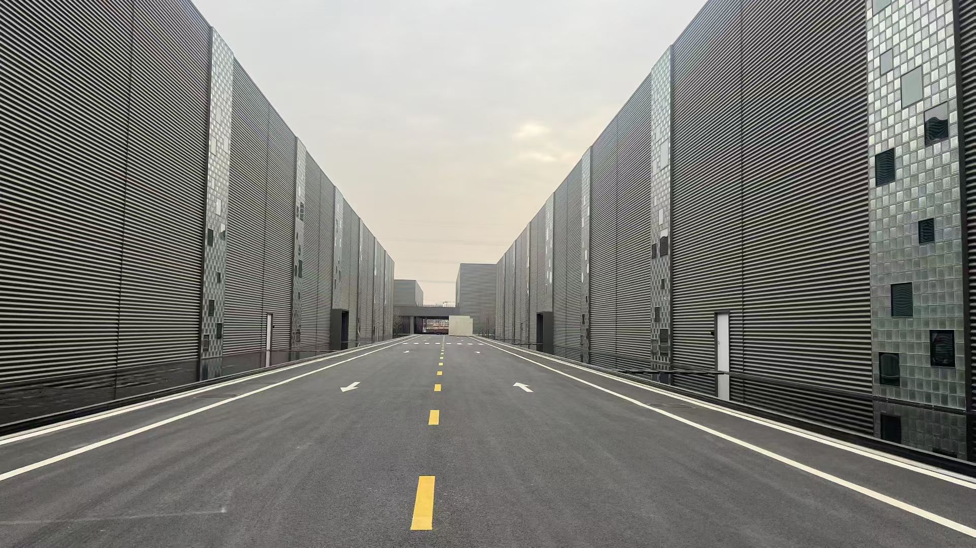 渭南廠區(qū)劃線施工.jpg 渭南廠區(qū)劃線施工.jpg